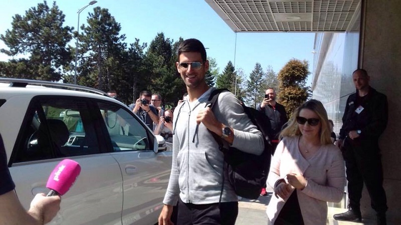 Новак са сином стигао у Београд: Стефан понео рекет